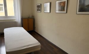 Praxis München Behandlungsliege